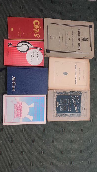 7 livros de cânticos religiosos