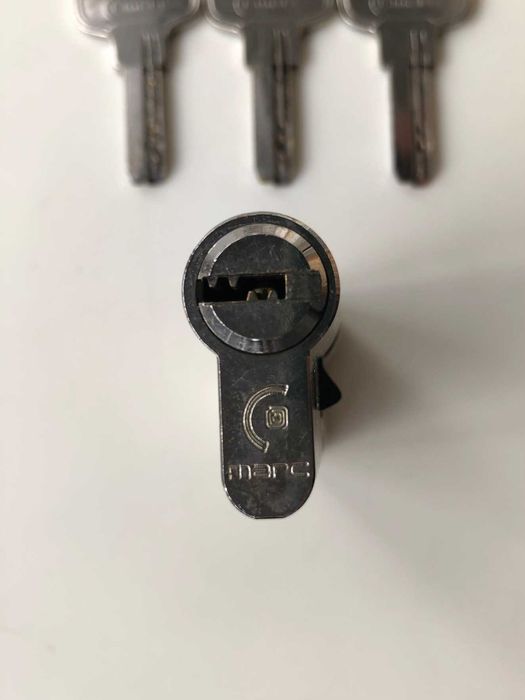 Canhão e chaves para porta principal