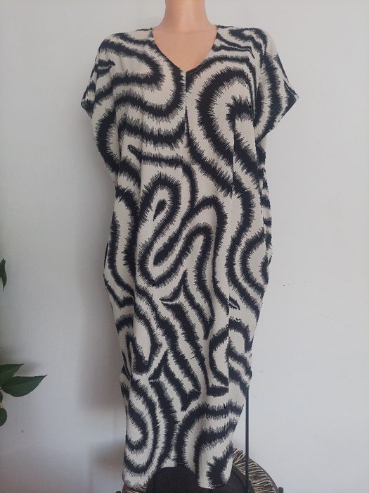 Luźna biało czarna sukienka