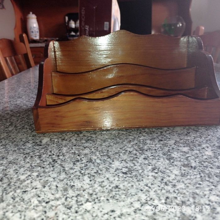 Estante em madeira envernizada