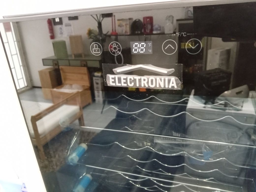 NOVA Vinoteca ELECTRONIA (Pequeno Defeito Estético)