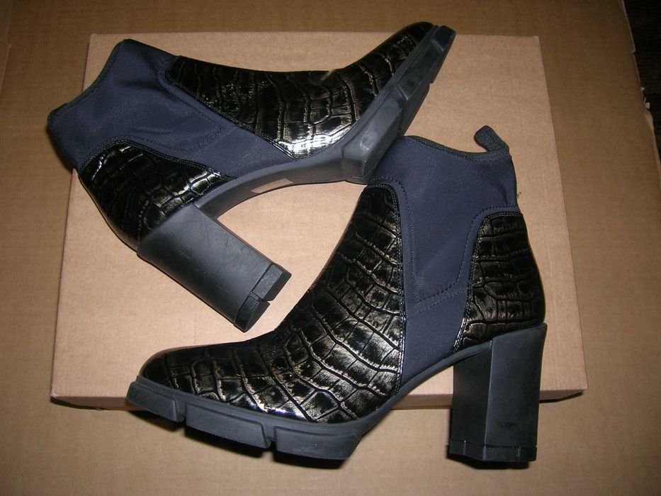 Жіночі шкіряні ботильйони LORBAC з крокодиловим візерунком. Розмір 41