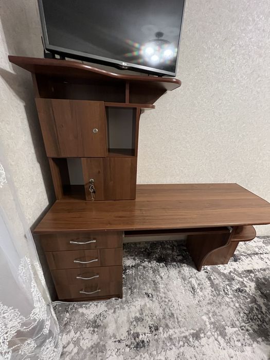 продам стіл вживаний