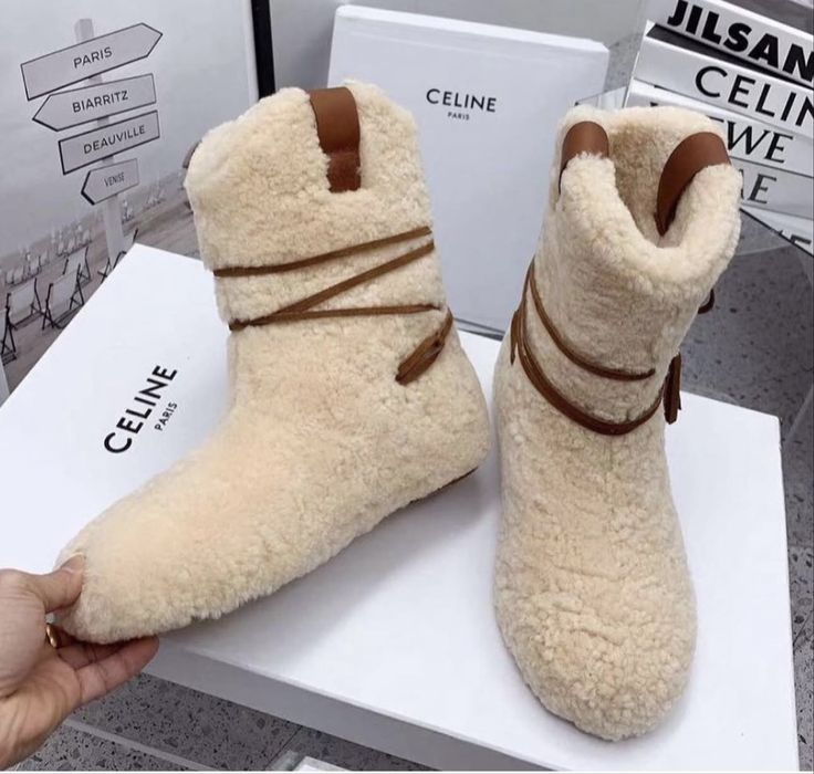 Celine sniegowce w naturalnego kozucha