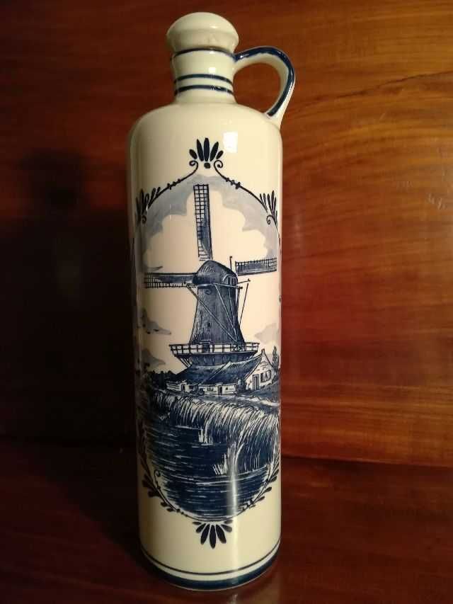 Garrafa em tons de azul de artesanato holandês (Delft), marca Bols.