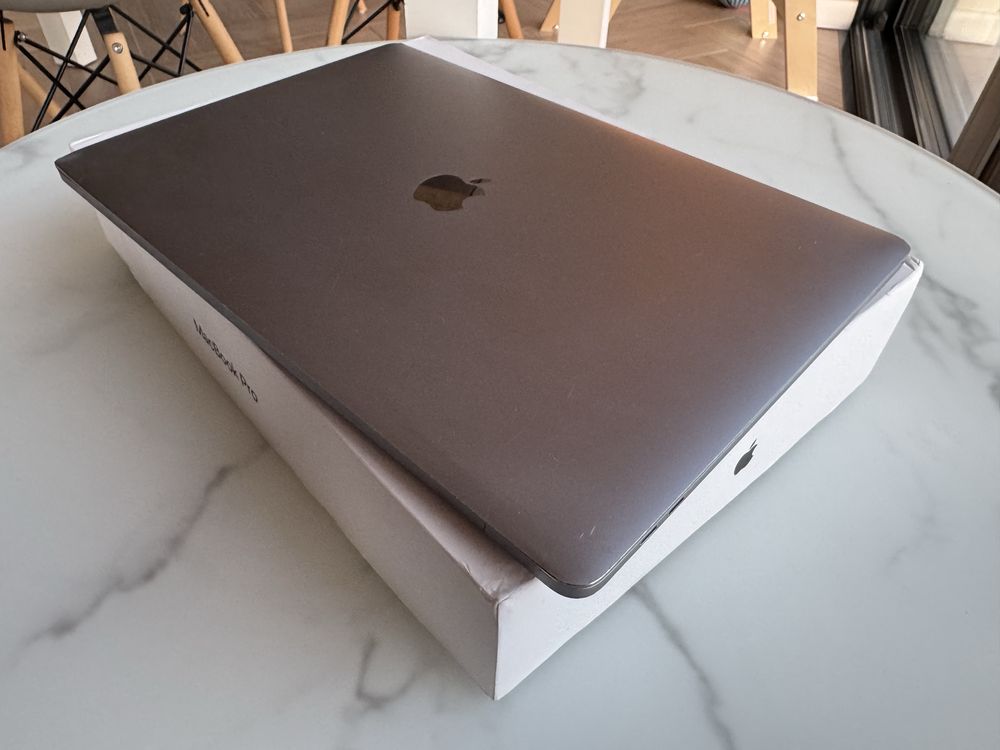 MacBook Pro 15 2019 A1990 Core i7 16 GB RAM 256 SSD