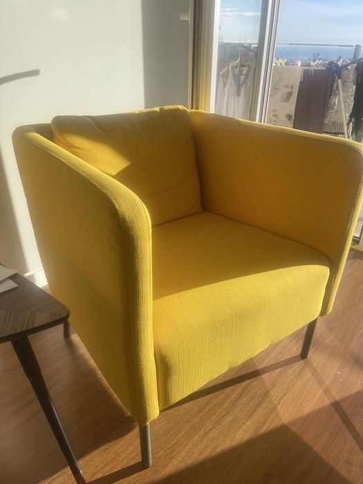 Quarto de cama: cama, mesa e cadeiras