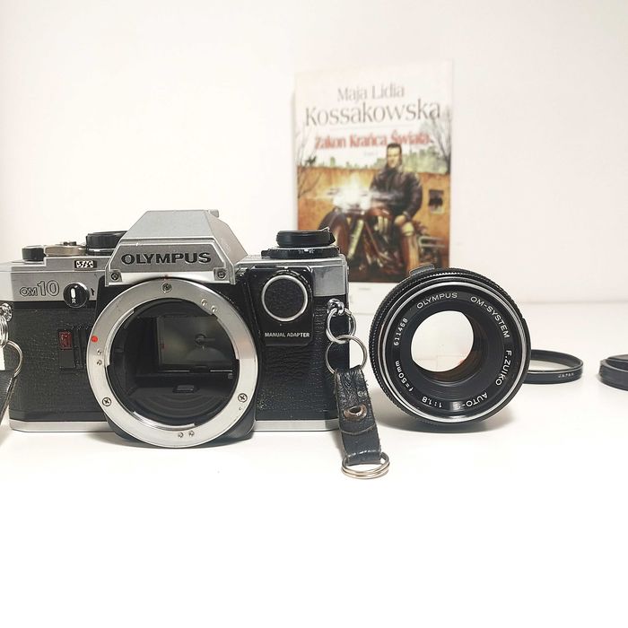 Lustrzanka analogowa OLYMPUS OM 10 z Zuiko 50 mm 1:1,8  maual adapter
