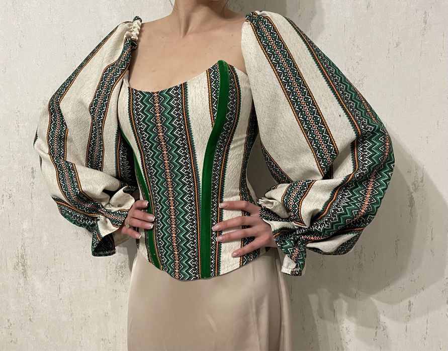 Корсет з вишивкою