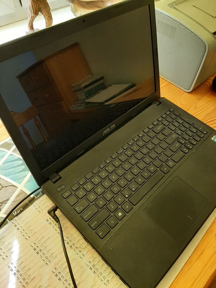 Laptop ASUS, biala obudowa, korzystna cena