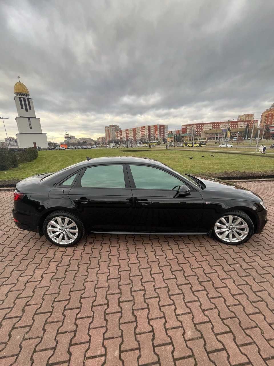 Audi A4 S-line B9/8W