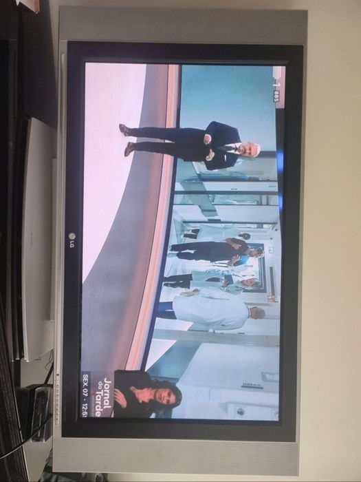 Televisão grande ecrã