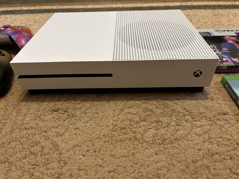 Xbox One S 1 Tb + 2 pady + gry