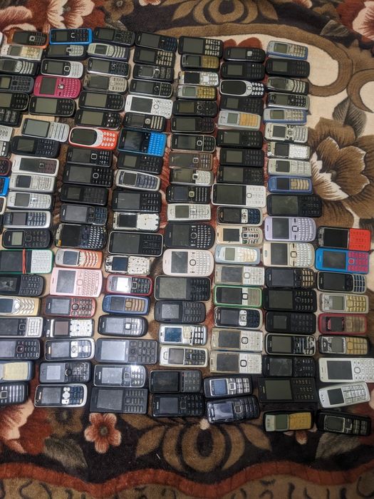 Продам лот телефонів нокіа 3310 3110  200 225 300 в колекцію