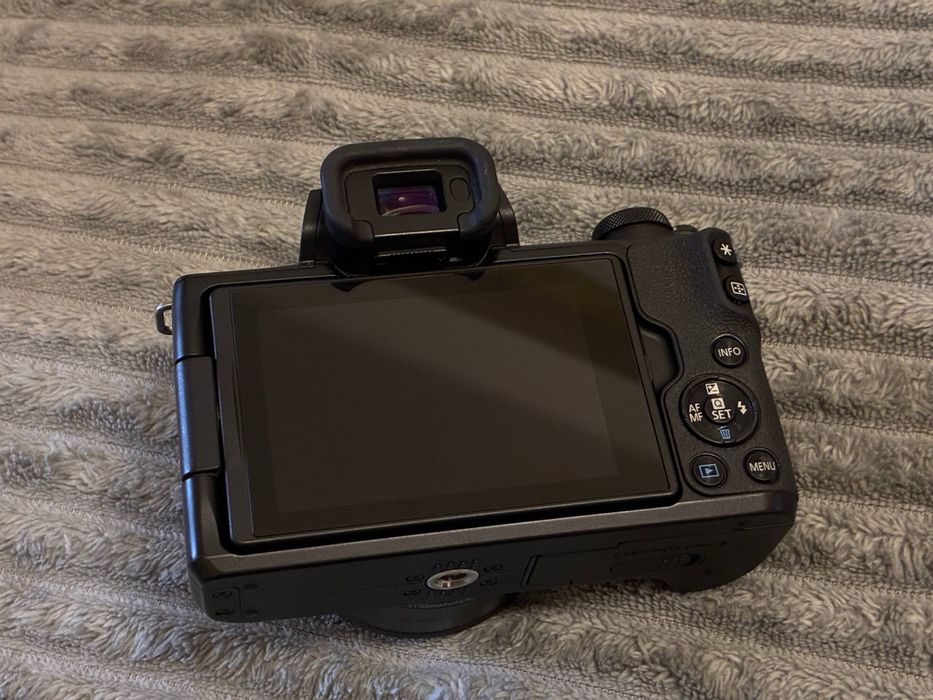 Canon m50 + canon 22mm f2