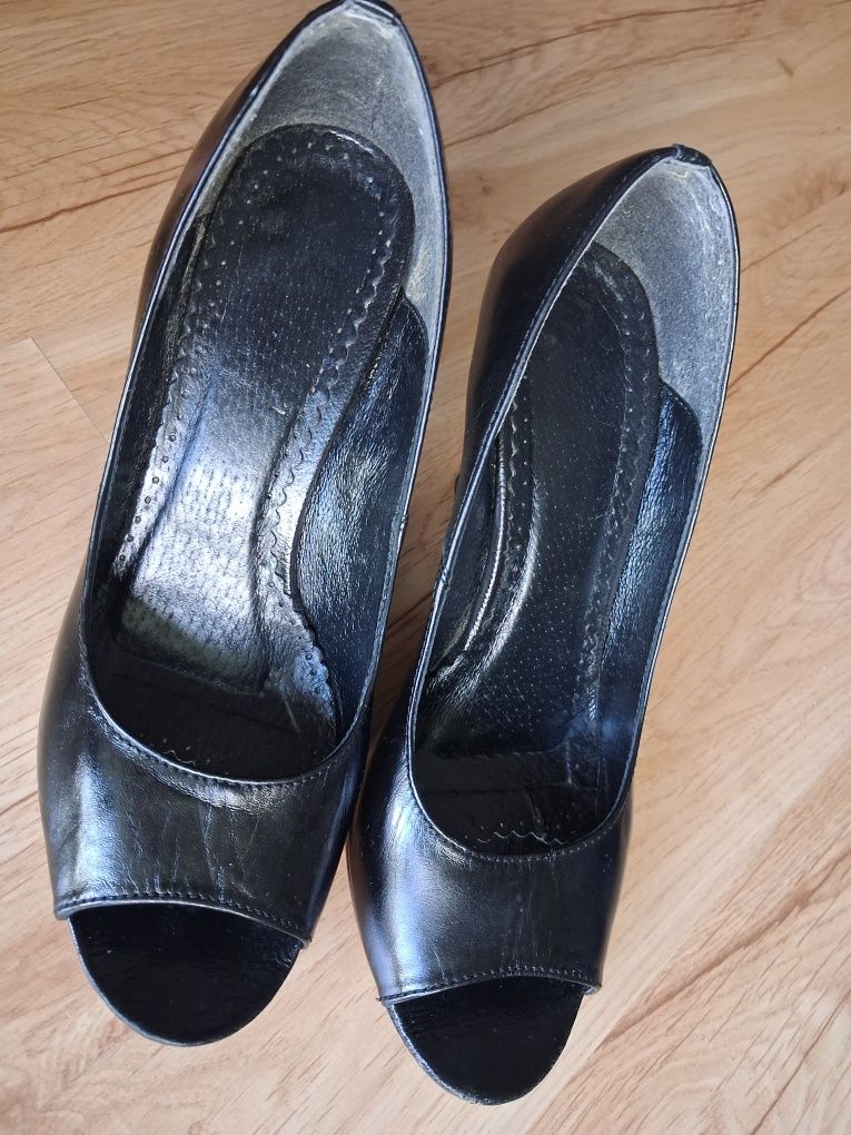 Buty na obcasie z odkrytymi palcami