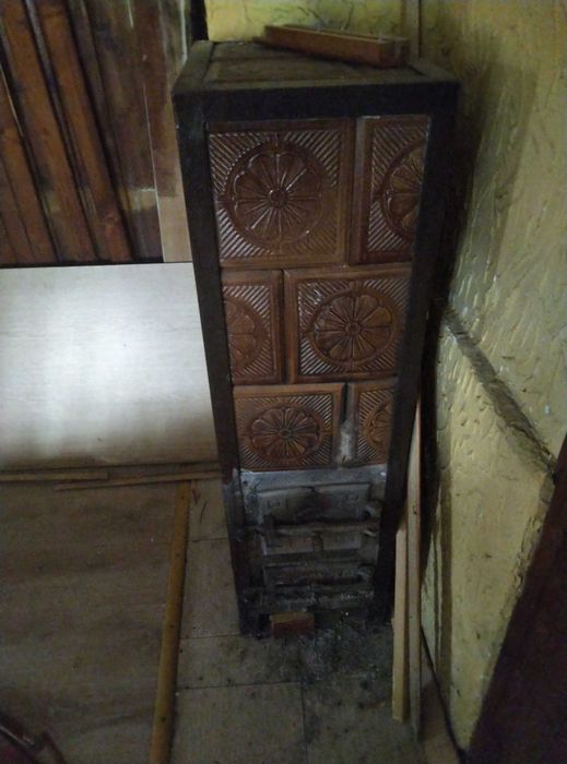 Piec kaflowy w ramie stalowej