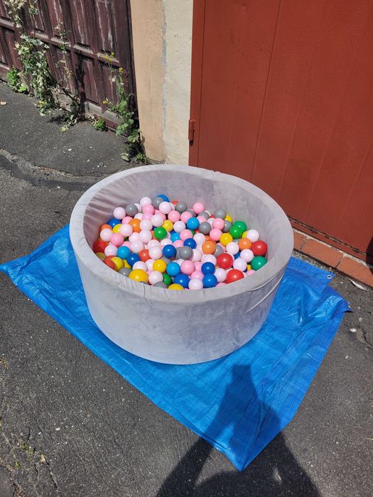 Suchy basen z kulkami dla dzieci