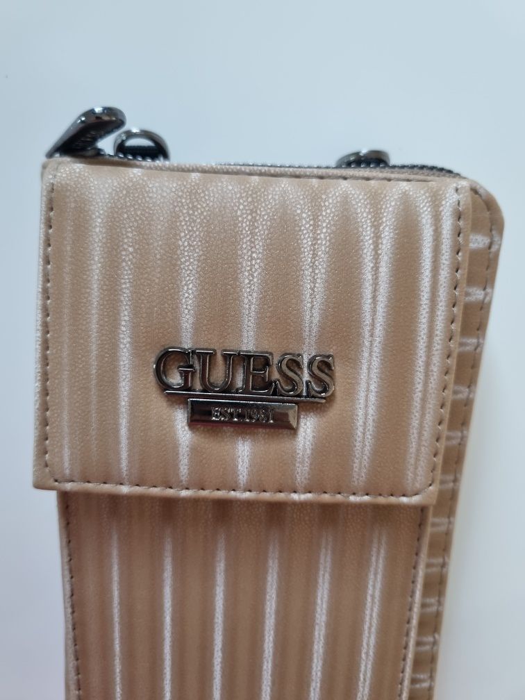 Maxi portfel z logo Guess na pasku