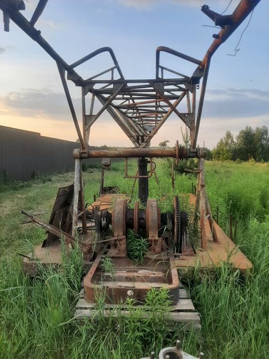 Платформа, мачта бурової УРБ-2,5, вертлюг, насосы, квадрати,елеватори,