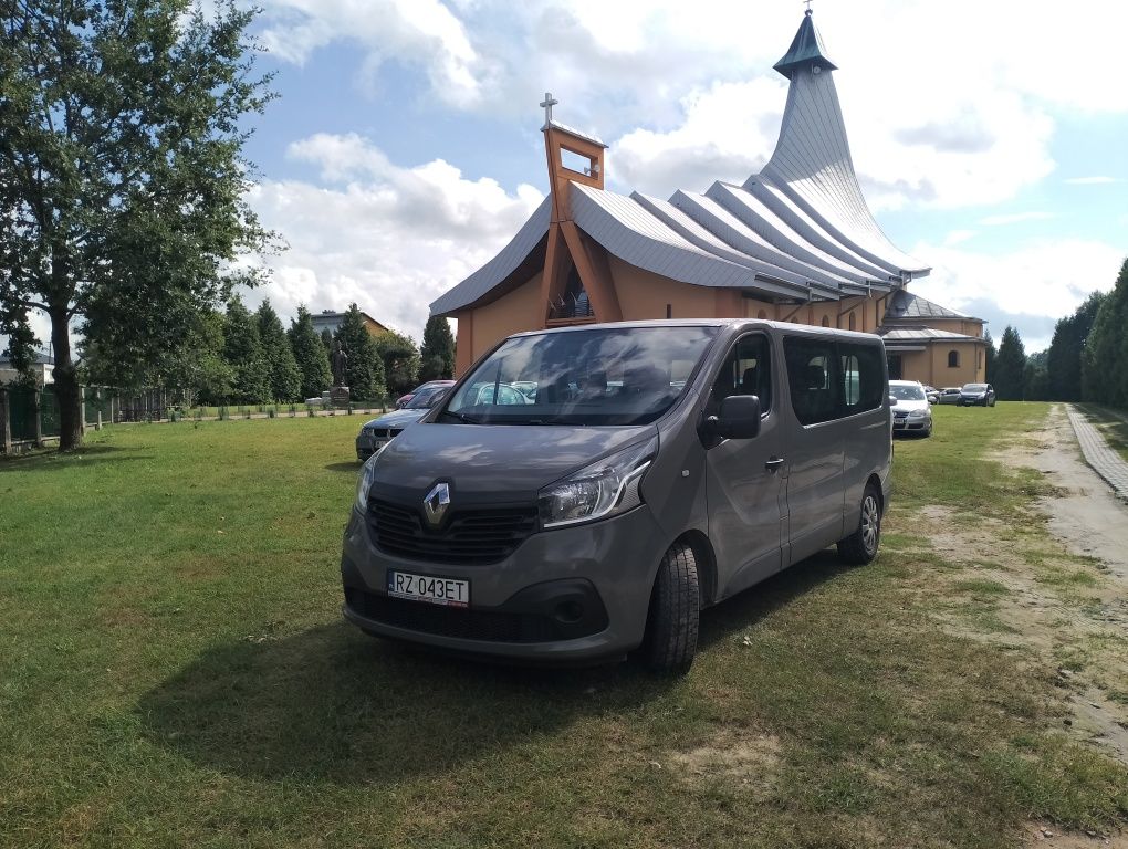 Wynajem busa 9 osobowego bez limitu kilometrów