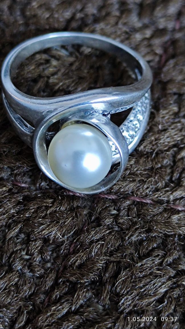 Pierścionek srebrny z perłą.
