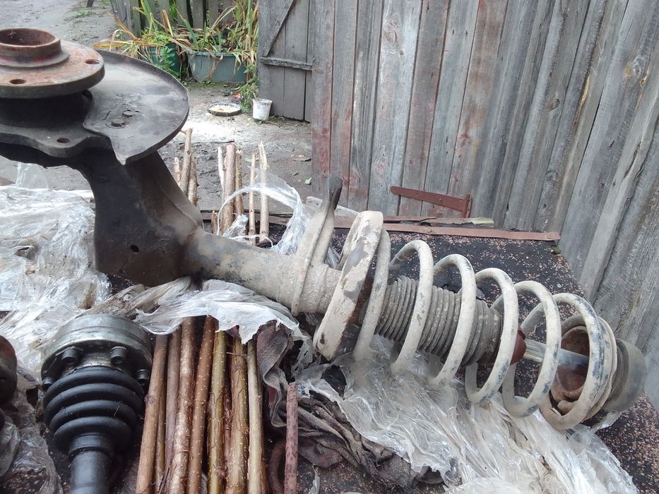 Продам стойки перед в соборі б/у Ауди 80б3