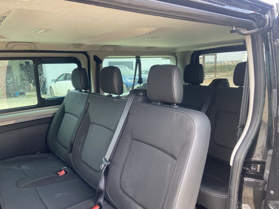 Wypożyczalnia wynajem busa 9 osobowego Renault Trafic manual automat