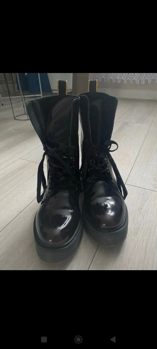 Czarne trapery, botki lakierowane