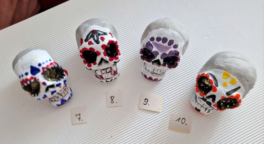 Zestaw 4 czaszki z gliny ozdoby na Halloween figurki