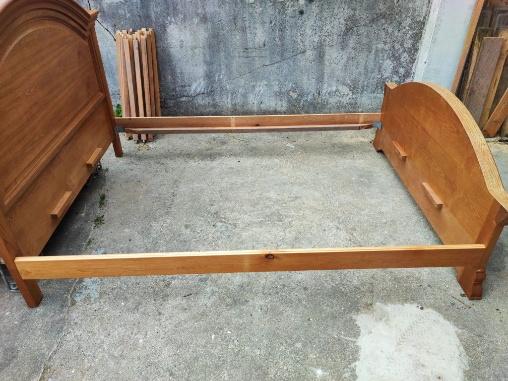 Cama nova com estrado toda de madeira macissa 195x145 e também 195x165
