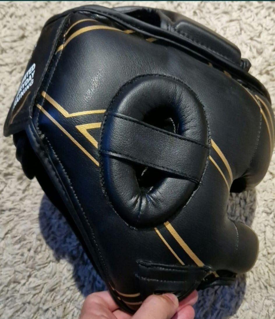 Capacete FUJIMAE sparring c/ barra de ferro (Preto e Dourado, Tam. M)