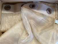 Cortinas com transparência em tons cremes
