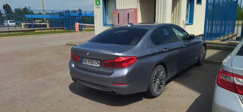 Компанія розпродує авто