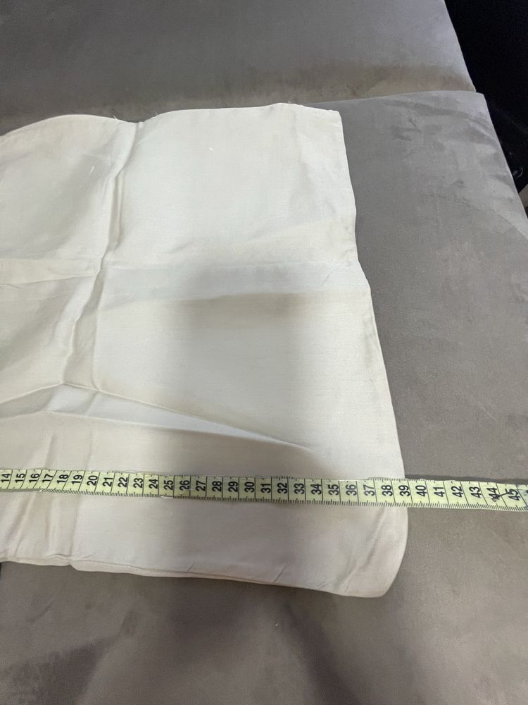 Dwie beżowe poduszki 40 na 40 cm na zamek