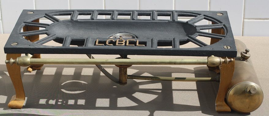 Fogão a petróleo com 50 cm de cumprimento e 30 cm largura.