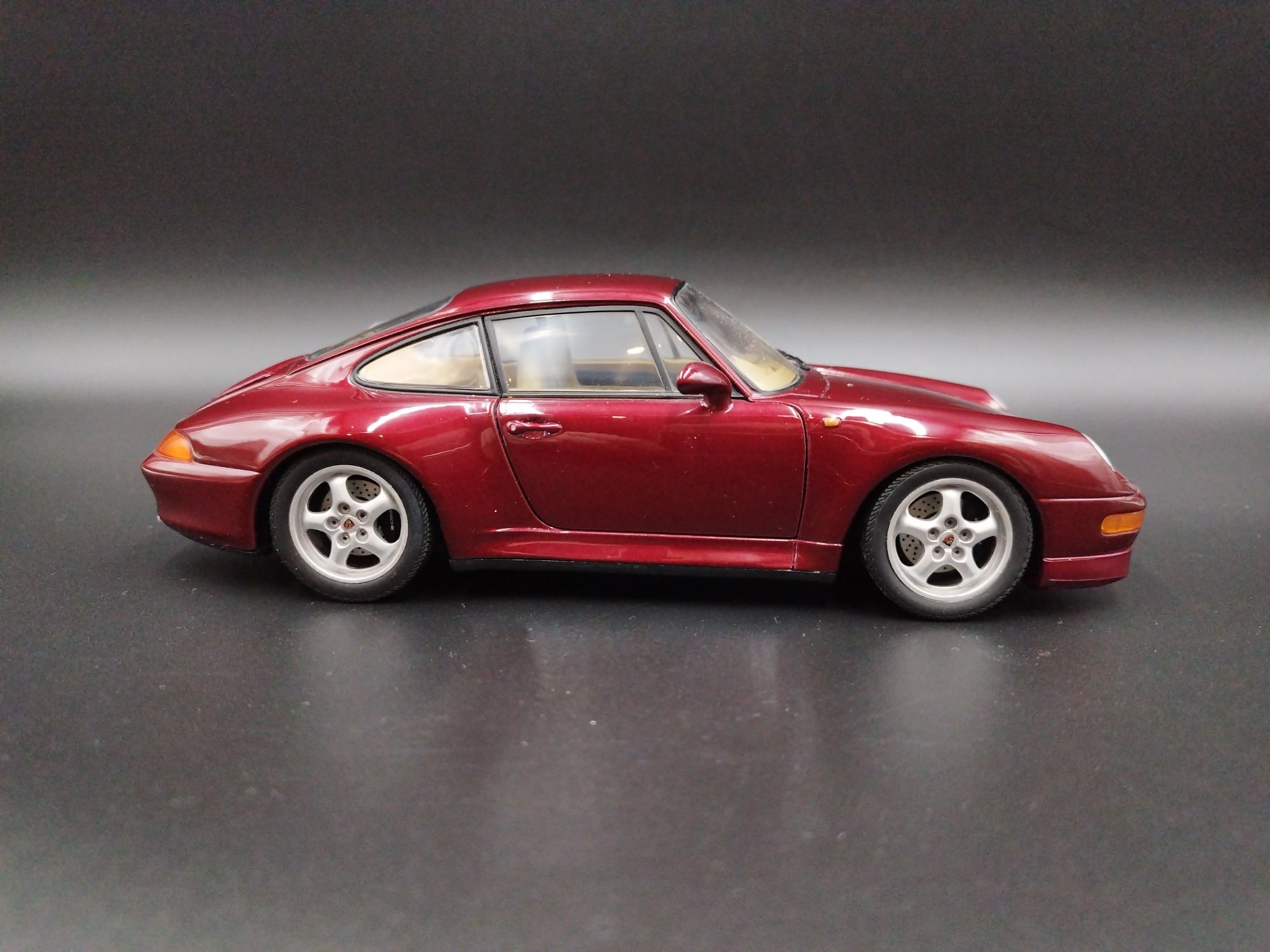 1:18 UT Models Porsche 911  Carrera S  model używany