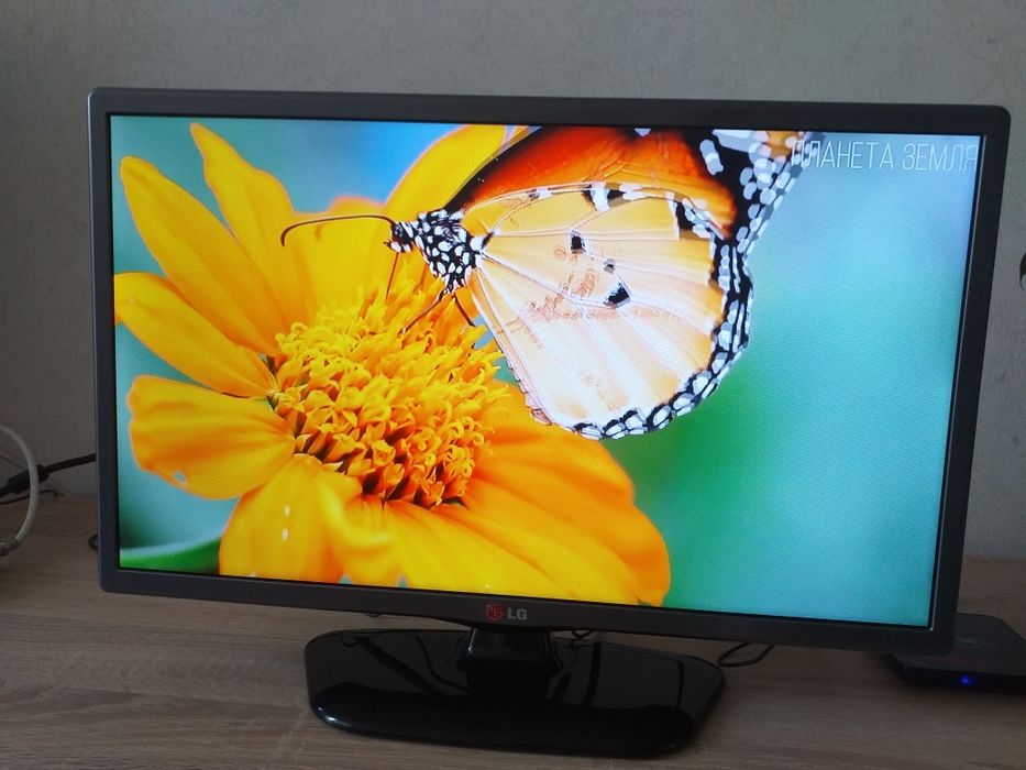 Недорого телевизор LG 22" диагональ. Smart TV. Wi-Fi.
