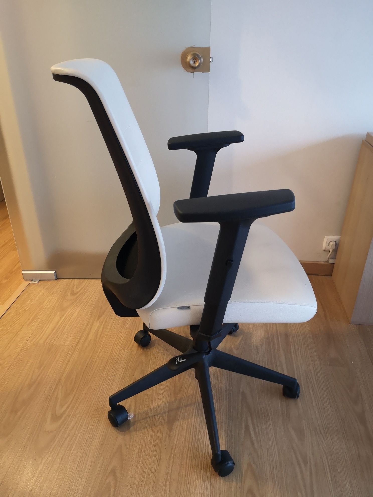 Cadeira de escritório com rodas