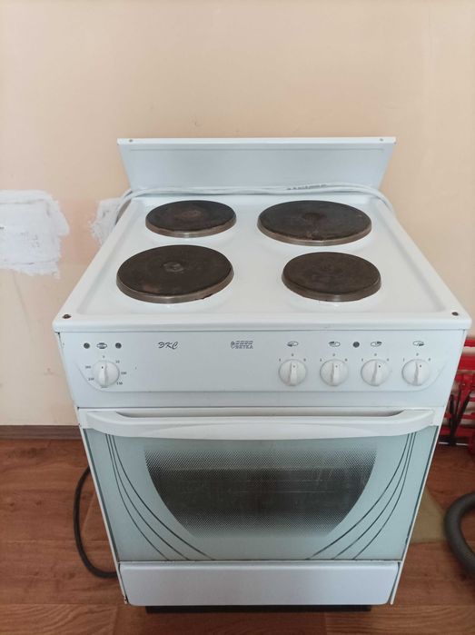 Електроплита  4-х конфорная с духовкой, все працює.