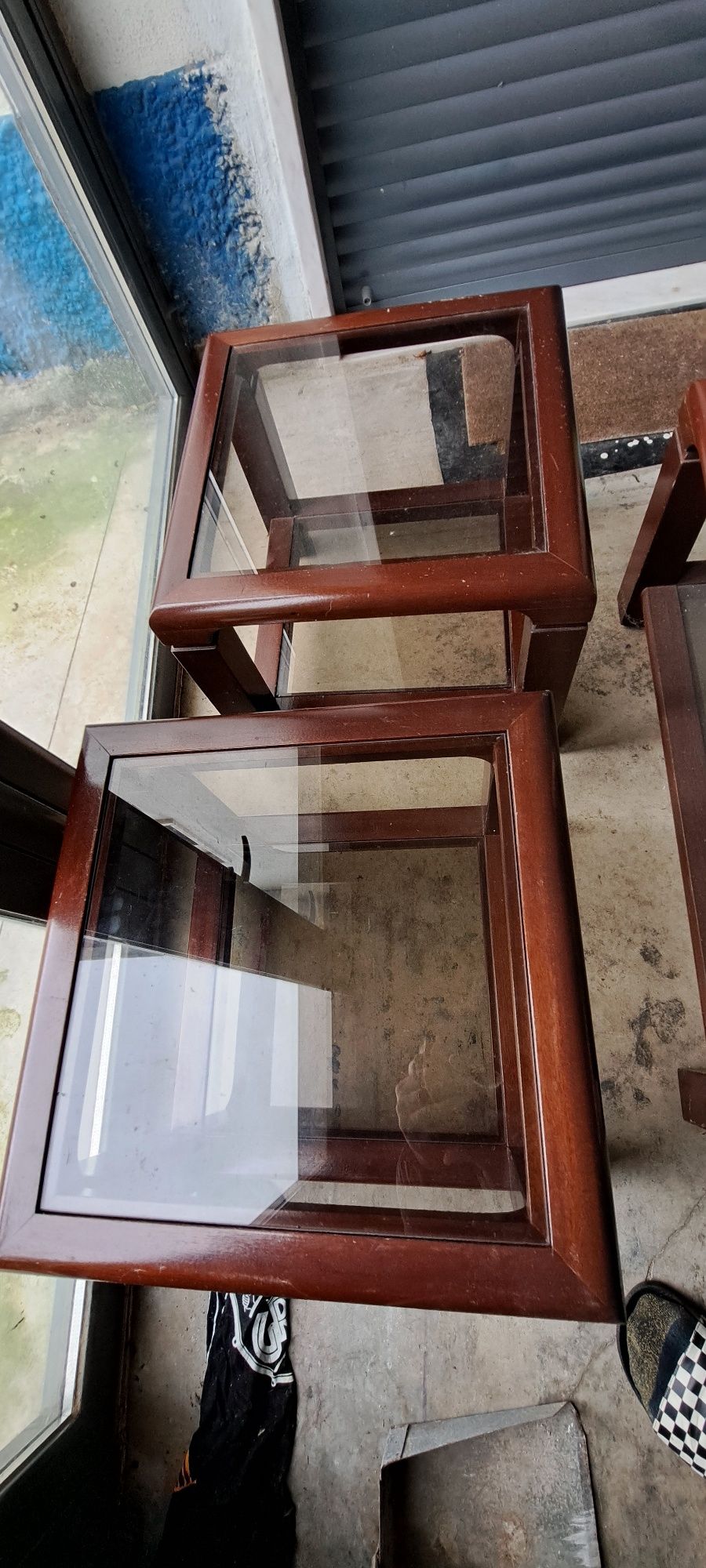 Conjunto de 2 mesas de apoio de sala, vendo individual, tudo a 60€, ve