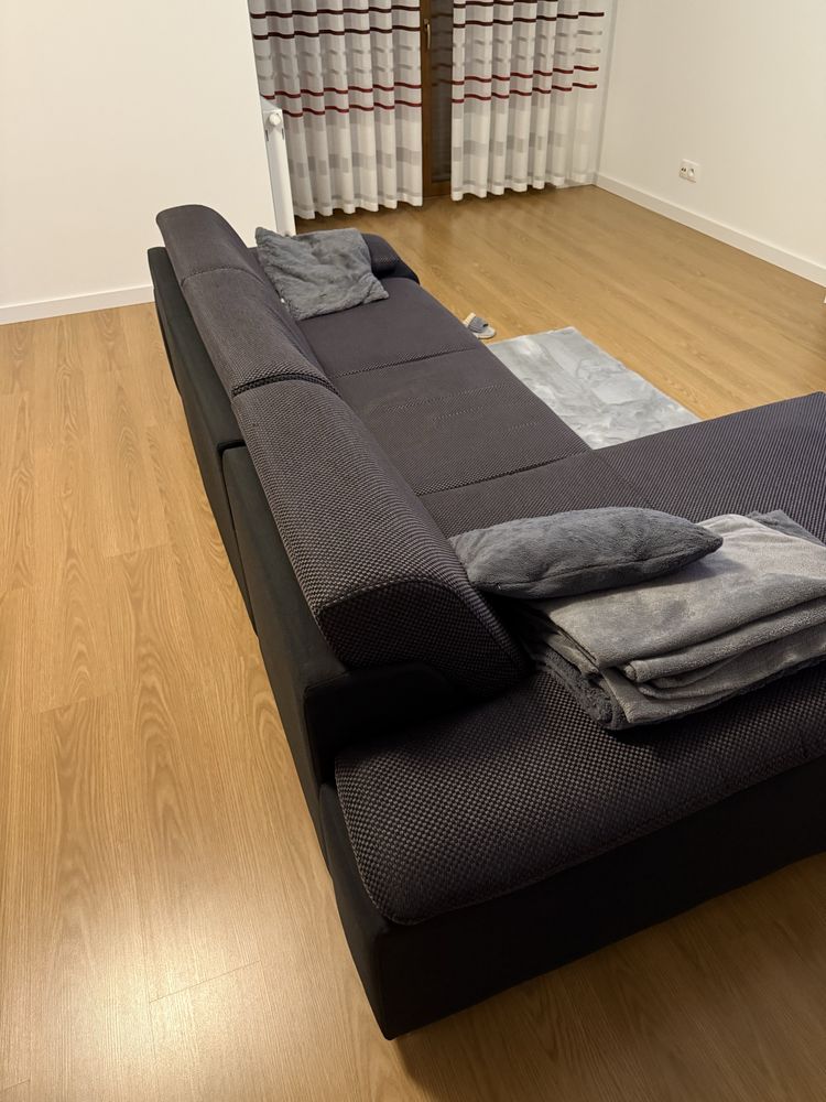Ciemna sofa do salonu
