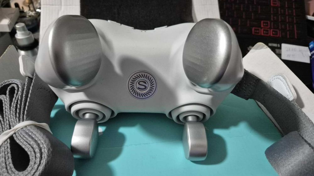 Masażer SKG H7-E na kark z kompresem i czerwonym światłem - biały