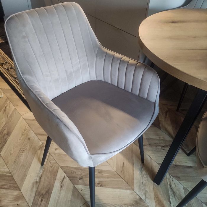 Krzesła tapicerowane welurowe beżowe