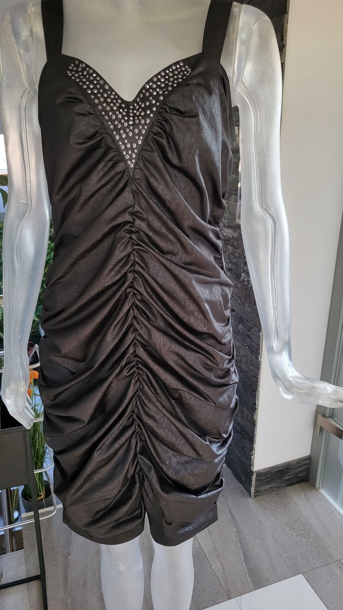 Sukienka ala latex.
