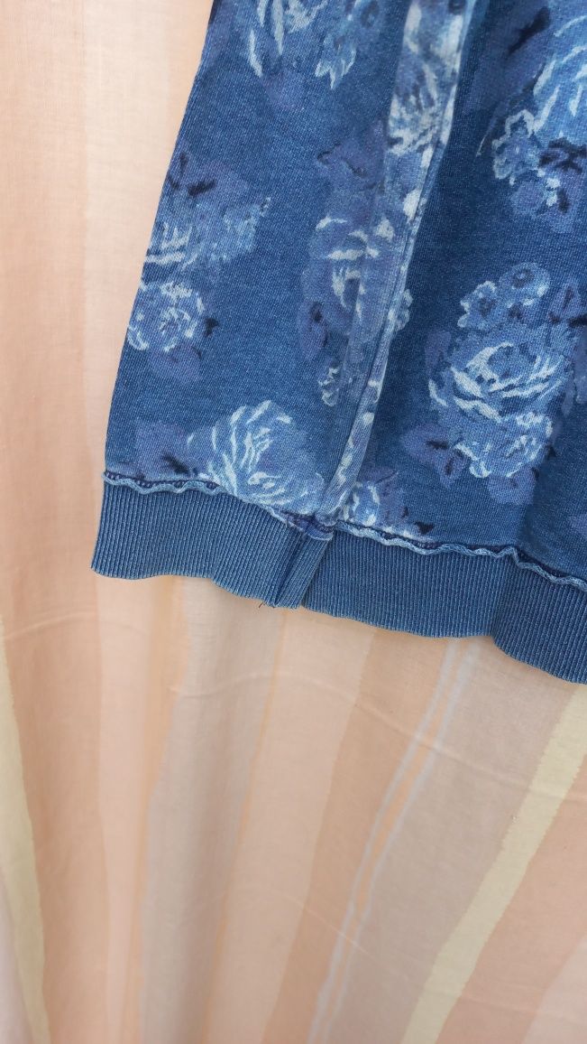 Camisola azul com estampados em flores brancas