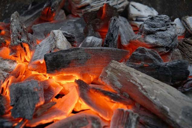 Деревне вугілля для мангалів