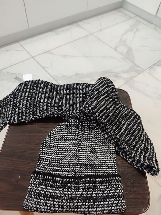 Віддам безкоштовно дитячі шапочки