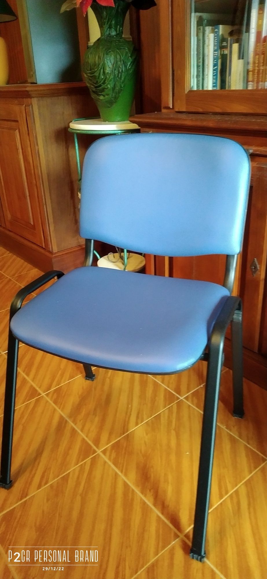 Cadeira azul estofada ótimo estado. Oferta jarra.
