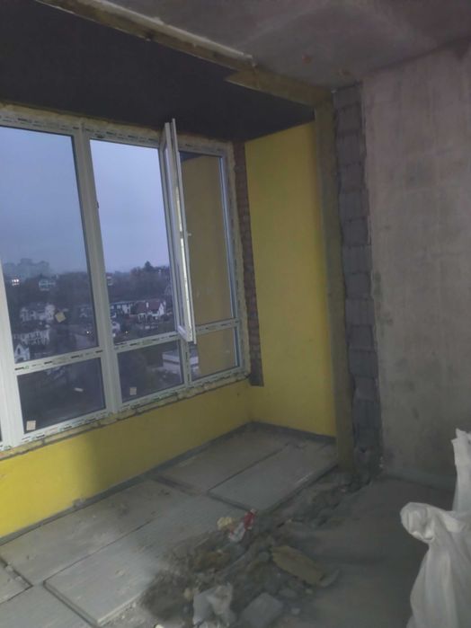 Демонтаж підлог, стін, плитки, штукатурки. Вивезення сміття.